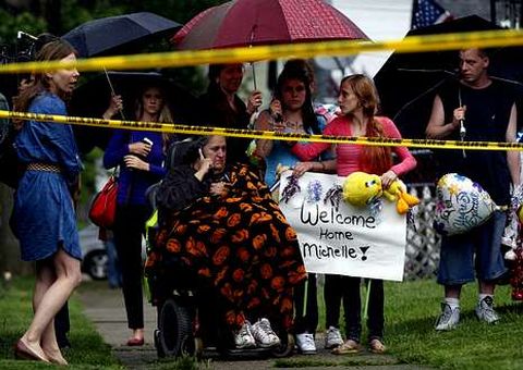 La familia de Michelle ayer, ante la casa de Dina.