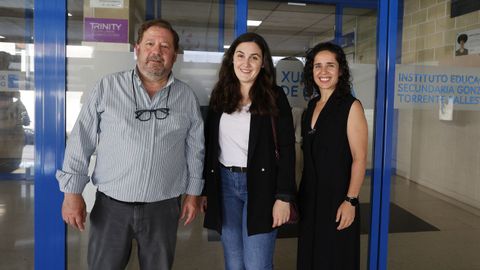 Joaquín de Medrano, responsable del ciclo de formación; Andrea Pardo, alumna, y Silvia Miranda, directora del IES Torrente Ballester
