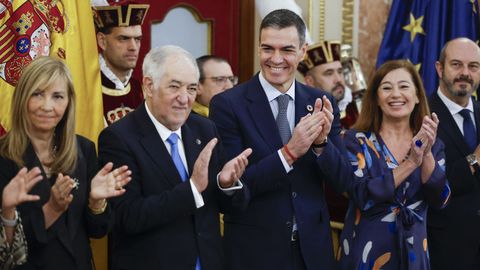 El presidente del Gobierno, Pedro Snchez, el presidente del Constitucional Cndido Conde-Pumpido, el presidente del Senado Pedro Rolln y la presidenta del Congreso, Francina Armengol, posan para una foto de familia en el Congreso de los Diputados con motivo de la celebracin del Da de la Constitucin