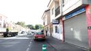 Taller de la familia y calle de Bri�n donde una ni�a qued� olvidada en un coche