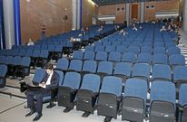 Aspecto que presentaba el sal�n de Ciencias Sociales ayer, don de iba a celebrar la sesi�n. 