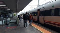 Pasajeros subi�ndose al tren en Pontevedra en esta ma�ana de lunes y de aguacero en las R�as Baixas.