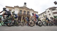 El pelot�n, a su paso por Cangas de On�s