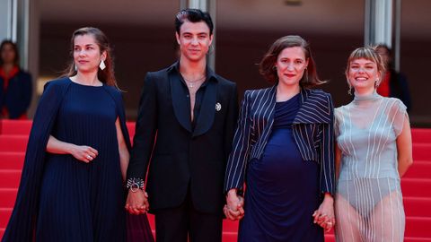 De izquierda a derecha, la productora María Zamora, el actor Mitch Robles, la directora Carla Simón y la actriz Llucía Gracia