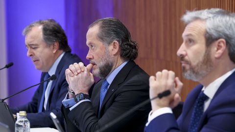 De izquierda a derecha, el consejero delegado de Abanca, Francisco Botas; el presidente, Juan Carlos Escotet; y el director financiero Alberto de Francisco.