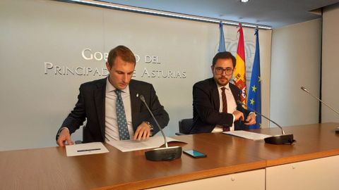 El secretario general de Foro Asturias y portavoz en la JGPA, Adri�n Pumares, y el vocal de la comisi�n directiva de Foro Asturias, Jaime Fern�ndez-Pa�no
