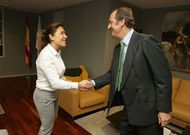 Beatriz Mato e Ignacio de Colmenares sellaron ayer el acuerdo en una reuni�n en Santiago. 