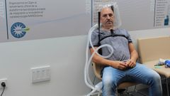El m�dico Alberto Medina durante la prueba del casco CPAP