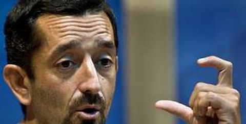 El cirujano Pedro Cavadas, que lider� el equipo que llev� a cabo la cirug�a, explica en una rueda de prensa detalles sobre la operaci�n