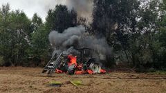 El tractor ardi� en una finca de la parroquia de Labrada
