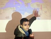 Mohamed Jalbont, en el instituto boirense de A Cachada, hablando de su pa�s, Siria. 