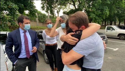 El teniente coronel Ruperto S�nchez  se abraza con un allegado tras su excarcelaci�n