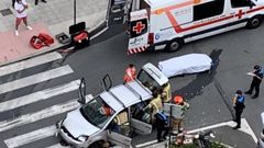 Momento en el que los bomberos y los sanitarios sacan al ocupante de avanzada edad con dolor de espalda