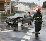 El Mercedes del exrregidor qued� destrozado por la parte delantera.