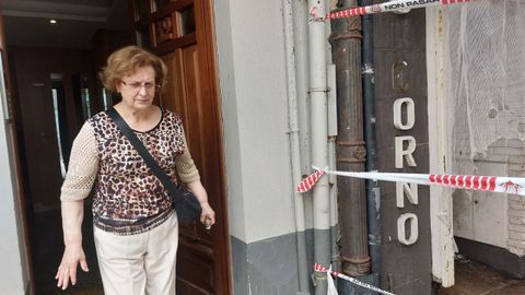 Carmen Oreiro es vecina del número 32 de la calle de la Barrera y asegura que casi no pudo dormir tras la noche del incendio, por los ruidos de las maderas cayendo y el temor a que se reactivasen las llamas.
