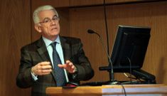 El neur�logo Alfonso Castro Garc�a ejerce en la unidad de p�rkinson de Santiago desde 1985. 