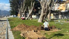 Los trabajos para renovar el parque infantil de los Xard�ns Xulio D�vila, en Ortigueira, han empezado despu�s de las lluvias