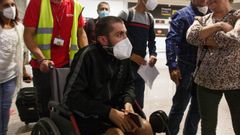 C�sar Rom�n, a su llegada al aeropuerto de Alvedro