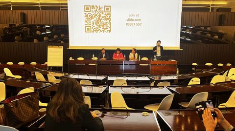Simón Rego, a la izquierda, del Consello de Contas de Galicia, en una de las sesiones