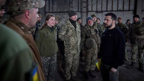 El presidente ucraniano, Volod�mir Zelenski, durante su visita al frente de Bajmut