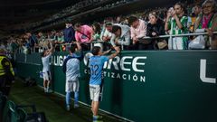 Futbolistas del Celta saludan a sus familiares y allegados tras el duelo ante el Betis en La Cartuja.