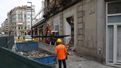 Trabajos en el edificio que se quem� el s�bado de la semana pasada en A Ponte.
