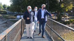 El vicepresidente primero de la Xunta, Alfonso Rueda, junto al alcalde de Mu��os esta ma�ana.