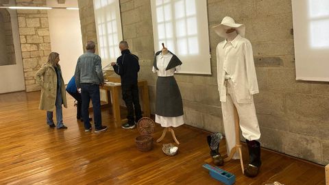 Montaxe da exposicin nunha das salas do Museo do Pobo Galego