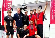 Los bomberos coru�eses, en el podio con el equipo neozeland�s.