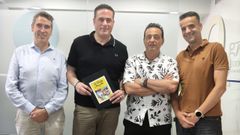 V&iacute;ctor Valenzuela, segundo por la izquierda, con los inversores