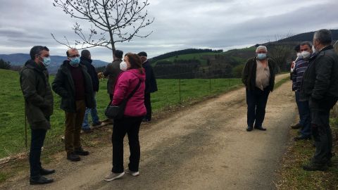El consejero de Medio Rural, Alejandro Calvo, y el alcalde de Cangas del Narcea, V�ctor Rodr�guez, con vecinos en la  zona de San Pedro de Coliema