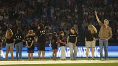 Xoel L�pez, a la derecha de la imagen, saluda a la afici�n del Deportivo mientras suena �Voa�.