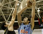 Bortolussi, con el bal�n ante un jugador del Barcelona B en el Pazo Universitario.