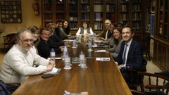 Imagen de archivo de una reuni�n del Foro C�vico en diciembre pasado con la alcaldesa, Goretti Sanmart�n (BNG) y la primera teniente de alcalde, Mar�a Rozas (Compostela Aberta).