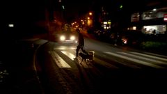 Un peat�n cruzando a oscuras en la avenida Vilaboa.