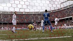 El portero del Real Madrid Iker Casillas tras encajar el primer gol de su equipo ante el Atl�tico de Madrid. 