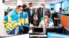 El consejero de Sanidad de Madrid, Enrique Ruiz Escudero, con trabajadores del SUMMA