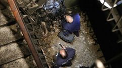 Vista de la polic�a cient�fica en el lugar del foco del incendio de un edificio en El Berr�n (Siero)