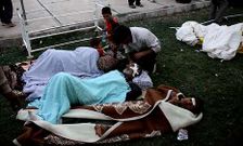 Los heridos aguardaban ser atendidos en el exterior del hospital de la ciudad de Ahar.