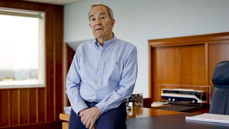 Ra�l L�pez, en su despacho en la empresa Monbus