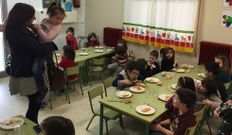 La alcaldesa visit� las instalaciones y disfrut� con los ni�os. 