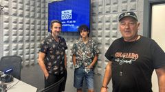 Luis Rousseu, su hijo Iv�n y Jos� �ngel Colorado, en los estudios de Radio Voz, donde hablaron del concierto que ofrecer�n esta noche en la sala Mardi Gras con su banda tributo a la Creedence.
