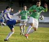 Christian, del Xove, sale al paso de un jugador del Rioaveso en el partido del pasado domingo.