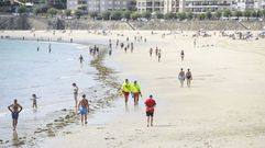 Socorristas en la playa de Silgar, en Sanxenxo, este viernes