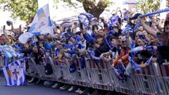 Aficionados del Deportivo esperando la llegada del equipo al estadio de Riazor en el partido contra el Andorra