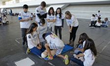 Un grupo del IES S�nchez Cant�n, ayer en el Recinto Ferial, durante las pr�cticas de rcp. 