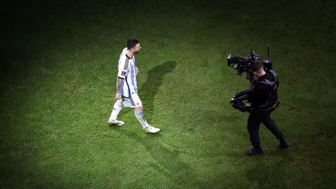 Leo Messi, seguido por una cmara de televisin, antes de la ceremonia de entrega de la Copa del Mundo en Catar