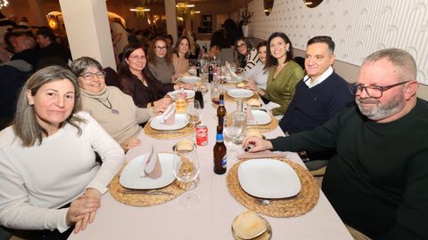 FIESTA SORPRESA POR JUBILACION EN EL RESTAURANTE XOANES A ROSA FERNANDEZ,