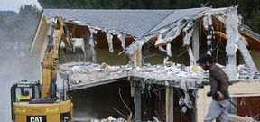 El palista fue echando abajo la casa poco a poco y despu�s de una hora de trabajo presentaba este aspecto de destrucci�n masiva. 