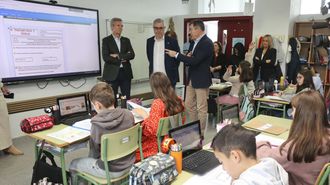 El presidente de la Xunta, Alfonso Rueda, junto al conselleiro de Educaci�n, Rom�n Rodr�guez, este martes en el CEIP Agro do Mu��o de Ames